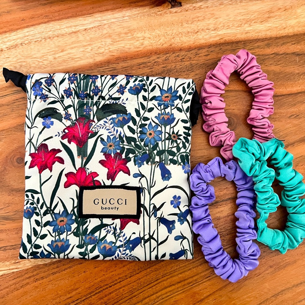 Gucci beauty pouch & hair scrunchies set